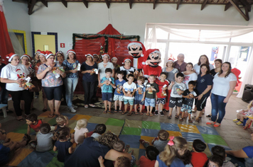 Foto - Criançada se diverte com Mickey e Minnie na EMEI