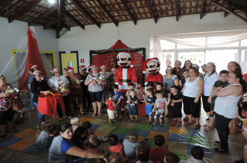 Foto - Criançada se diverte com Mickey e Minnie na EMEI