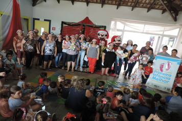 Foto - Criançada se diverte com Mickey e Minnie na EMEI