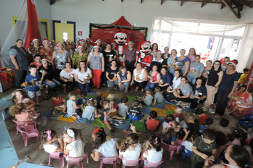 Foto - Criançada se diverte com Mickey e Minnie na EMEI