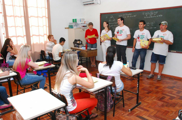 Foto - DENGUE: visita nas Escolas