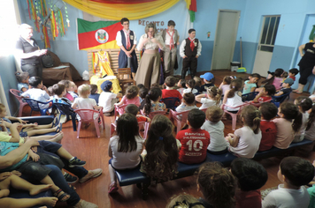 Foto - Emei Maria Schuster abre programação da Semana Farroupilha