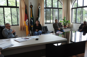 Foto - Executivo recebe repasse de recursos da Câmara para enfrentamento à Coronavírus