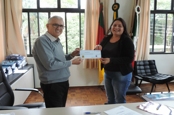 Foto - Executivo recebe repasse de recursos da Câmara para enfrentamento à Coronavírus