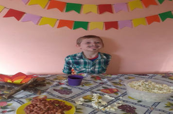 Foto - Festa caipira de São João foi em casa, mas não faltou diversão