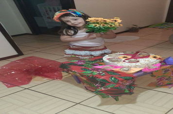 Foto - Festa caipira de São João foi em casa, mas não faltou diversão