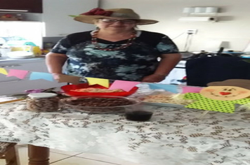 Foto - Festa caipira de São João foi em casa, mas não faltou diversão