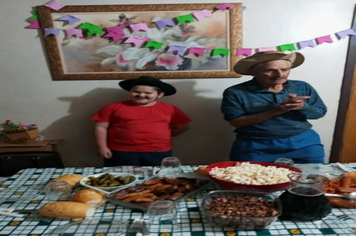 Foto - Festa caipira de São João foi em casa, mas não faltou diversão