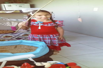 Foto - Festa caipira de São João foi em casa, mas não faltou diversão