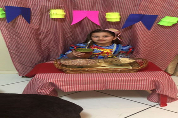 Foto - Festa caipira de São João foi em casa, mas não faltou diversão
