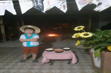 Foto - Festa caipira de São João foi em casa, mas não faltou diversão