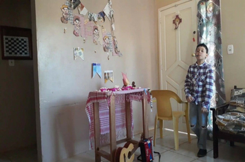 Foto - Festa caipira de São João foi em casa, mas não faltou diversão
