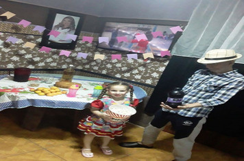 Foto - Festa caipira de São João foi em casa, mas não faltou diversão