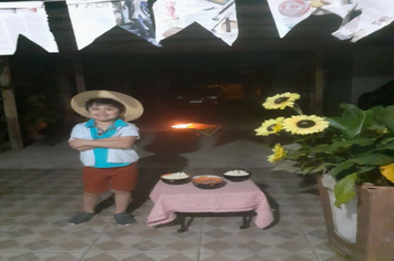Foto - Festa caipira de São João foi em casa, mas não faltou diversão