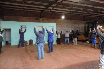 Foto - Ginástica laboral movimenta setores municipais em Pejuçara