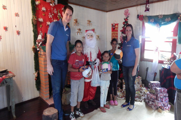 Foto - GRUPO “CRIANÇA ESPERANÇA” NA CASA DO PAPAI NOEL