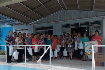 Foto - Grupo Girassol da Terceira Idade faz doações ao Hospital