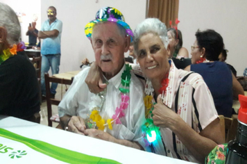 Foto - Grupos da terceira idade celebram Carnaval em Santa Apolônia