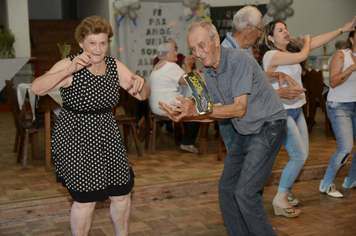 Foto - Idosos de Pejuçara confraternizam e celebram o réveillon
