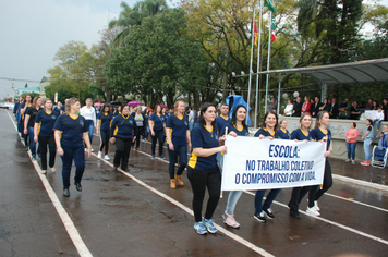Foto - Instabilidade climática deixa ainda mais belo desfile da Pátria em Pejuçara