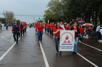 Foto - Instabilidade climática deixa ainda mais belo desfile da Pátria em Pejuçara