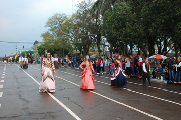 Foto - Instabilidade climática deixa ainda mais belo desfile da Pátria em Pejuçara