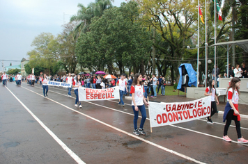 Foto - Instabilidade climática deixa ainda mais belo desfile da Pátria em Pejuçara