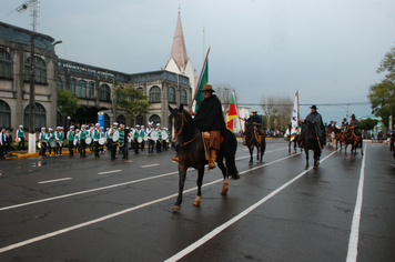 Foto - Instabilidade climática deixa ainda mais belo desfile da Pátria em Pejuçara