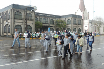 Foto - Instabilidade climática deixa ainda mais belo desfile da Pátria em Pejuçara