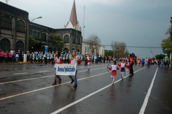 Foto - Instabilidade climática deixa ainda mais belo desfile da Pátria em Pejuçara