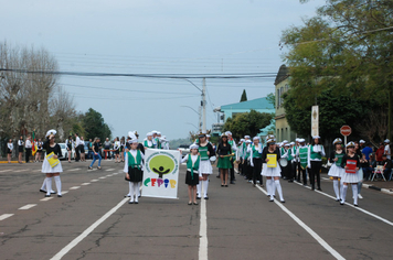 Foto - Instabilidade climática deixa ainda mais belo desfile da Pátria em Pejuçara