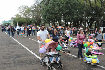 Foto - Instabilidade climática deixa ainda mais belo desfile da Pátria em Pejuçara