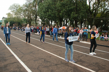 Foto - Instabilidade climática deixa ainda mais belo desfile da Pátria em Pejuçara