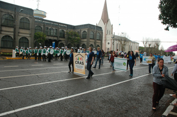 Foto - Instabilidade climática deixa ainda mais belo desfile da Pátria em Pejuçara