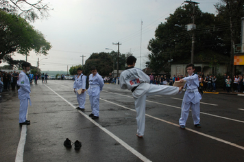 Foto - Instabilidade climática deixa ainda mais belo desfile da Pátria em Pejuçara