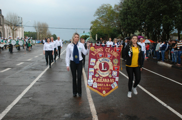 Foto - Instabilidade climática deixa ainda mais belo desfile da Pátria em Pejuçara