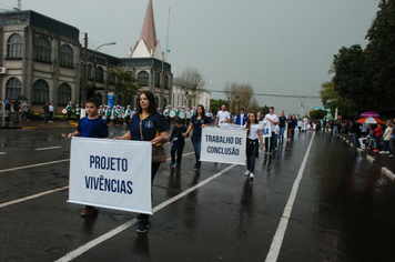 Foto - Instabilidade climática deixa ainda mais belo desfile da Pátria em Pejuçara