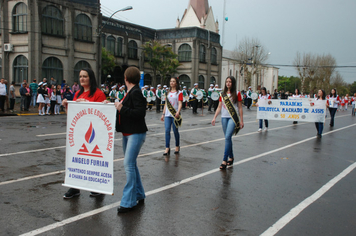 Foto - Instabilidade climática deixa ainda mais belo desfile da Pátria em Pejuçara
