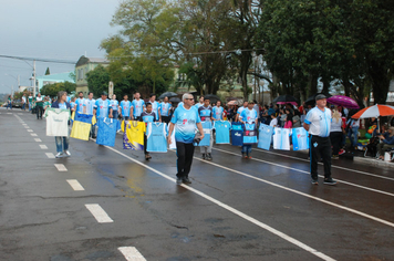 Foto - Instabilidade climática deixa ainda mais belo desfile da Pátria em Pejuçara