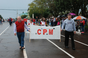 Foto - Instabilidade climática deixa ainda mais belo desfile da Pátria em Pejuçara