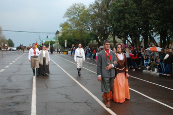 Foto - Instabilidade climática deixa ainda mais belo desfile da Pátria em Pejuçara