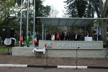 Foto - Instabilidade climática deixa ainda mais belo desfile da Pátria em Pejuçara