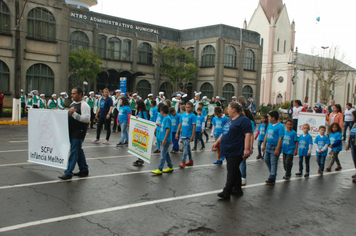 Foto - Instabilidade climática deixa ainda mais belo desfile da Pátria em Pejuçara