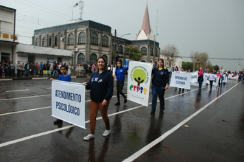Foto - Instabilidade climática deixa ainda mais belo desfile da Pátria em Pejuçara