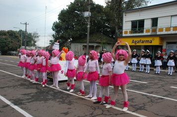 Foto - Instabilidade climática deixa ainda mais belo desfile da Pátria em Pejuçara