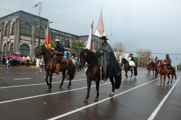Foto - Instabilidade climática deixa ainda mais belo desfile da Pátria em Pejuçara