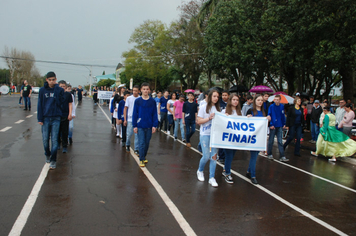 Foto - Instabilidade climática deixa ainda mais belo desfile da Pátria em Pejuçara