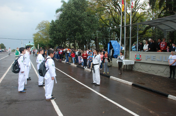 Foto - Instabilidade climática deixa ainda mais belo desfile da Pátria em Pejuçara