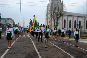 Foto - Instabilidade climática deixa ainda mais belo desfile da Pátria em Pejuçara