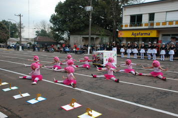 Foto - Instabilidade climática deixa ainda mais belo desfile da Pátria em Pejuçara